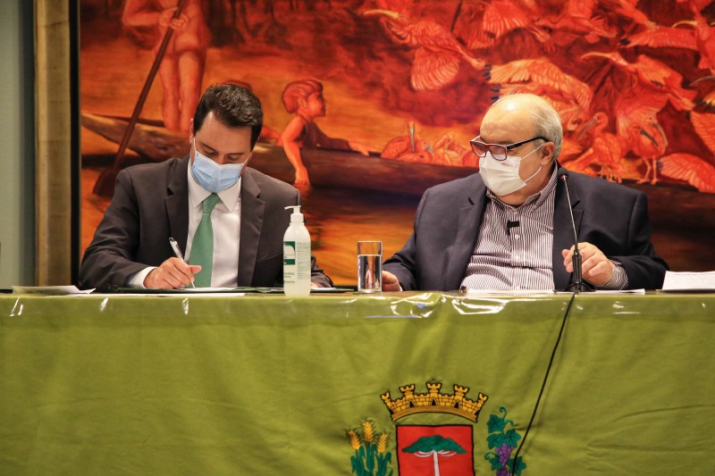 Confúcio pede mais ações concretas em apoio à educação e menos discursos