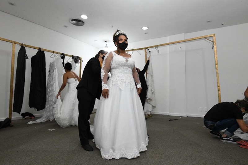 Noivos do Casamento Comunitário provam vestidos e ternos