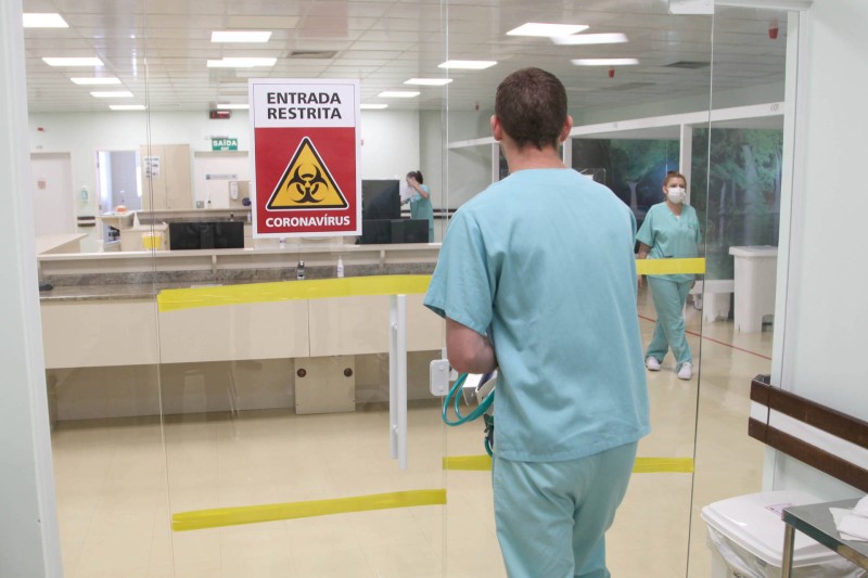 Maioria dos infectados por Covid-19 apresenta sintomas após seis meses, diz estudo da UEL