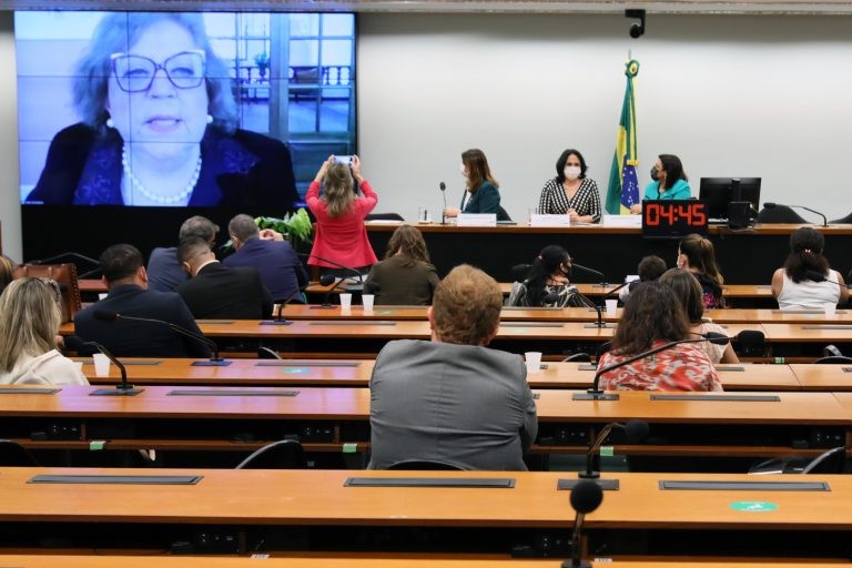 Câmara homenageia lideranças que lutaram pelos direitos femininos