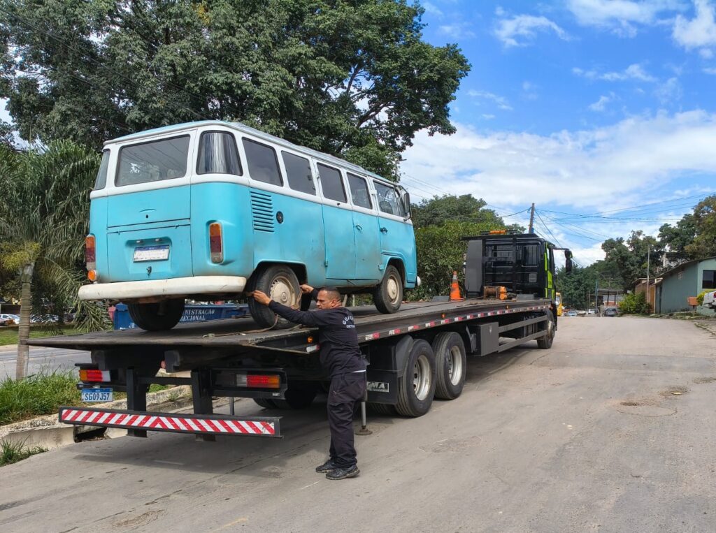 Detran flagra transporte escolar clandestino com crianças sem cinto no DF