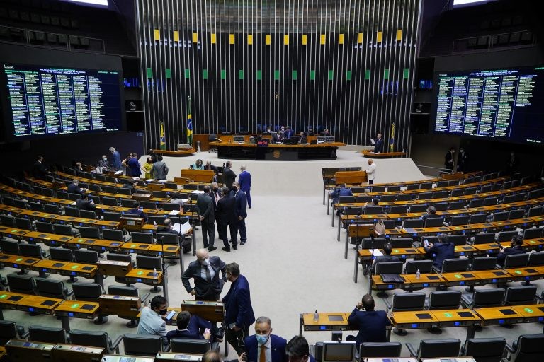 Deputados destacam pagamento de professores e financiamento do Auxílio Brasil para aprovar PEC dos Precatórios; acompanhe