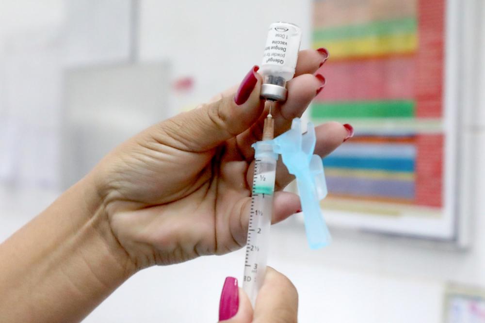 Vacinação contra dengue prioriza crianças e adolescentes de 10 a 14 anos no Distrito Federal