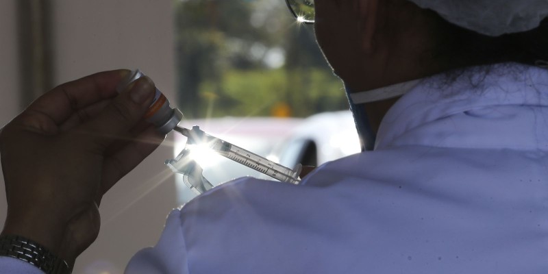 Covid-19: Profissionais da educação recebem reforço de vacina em SP