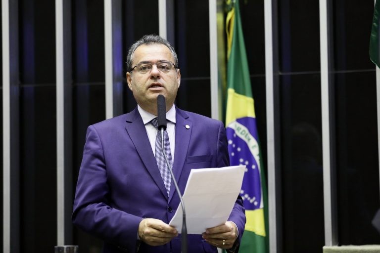 Fachada do Congresso recebe iluminação especial em apoio à campanha Setembro Amarelo