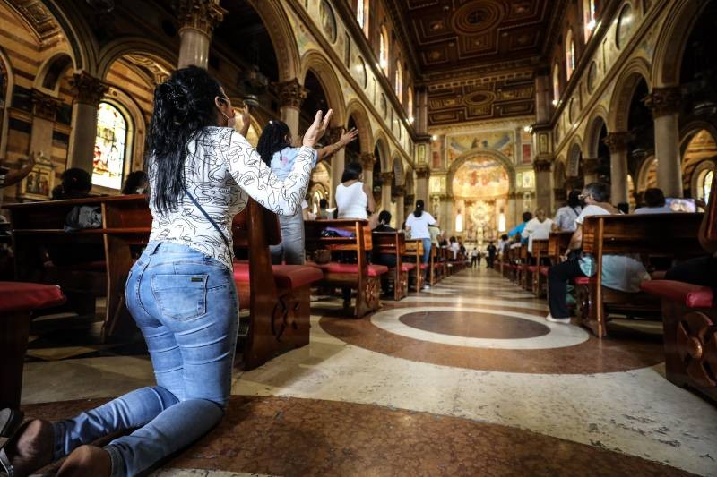 Cerimônia da “Descida do Glória” faz percurso inédito e emociona fiéis, na Basílica de Nazaré