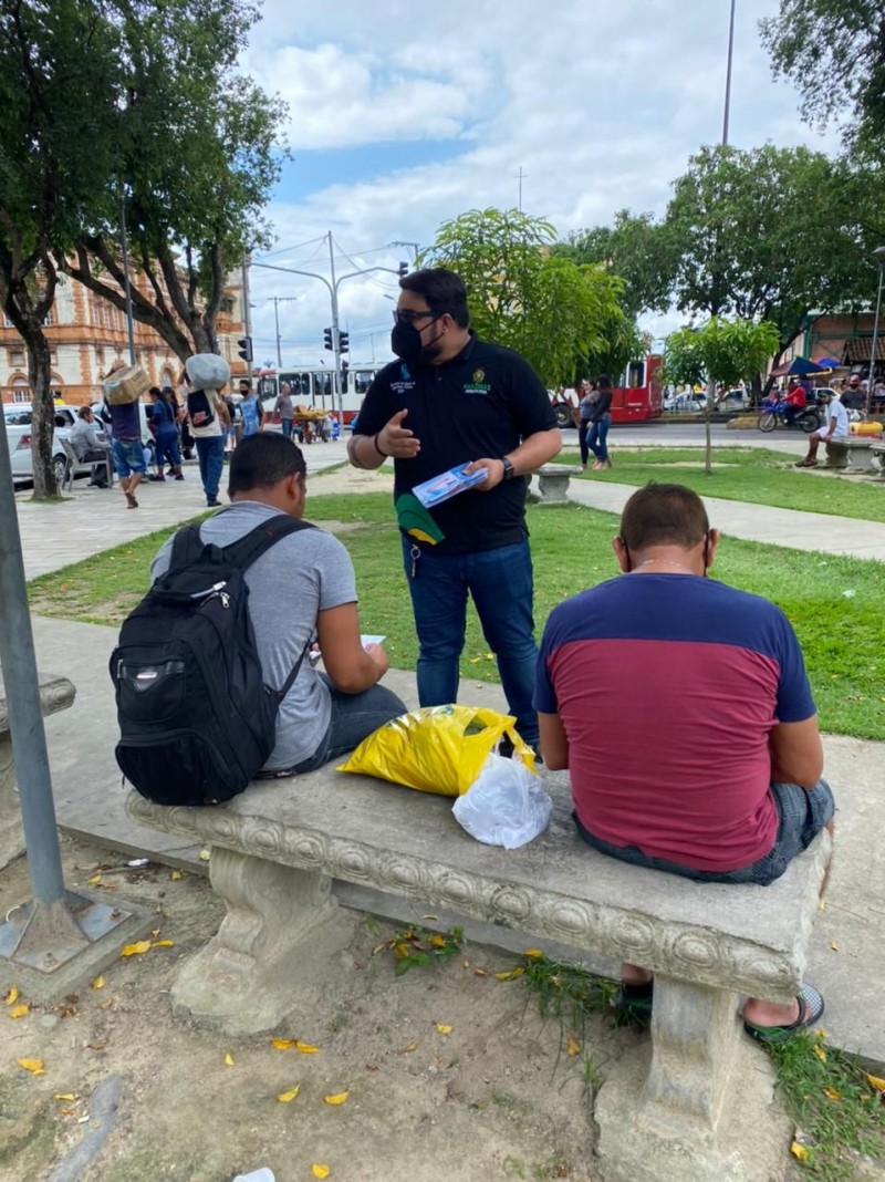 Servidores da SSP-AM realizam panfletagem em alusão à campanha Novembro Azul, no Centro de Manaus