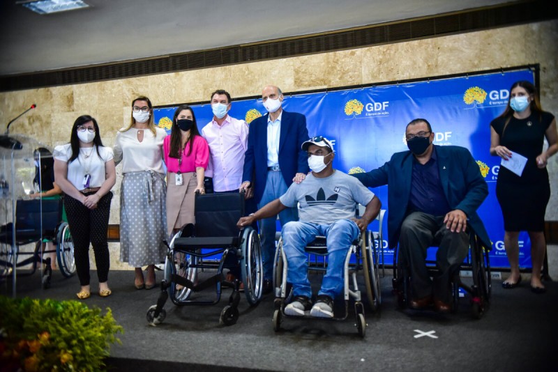 Mais de 100 cadeiras de rodas entregues a pessoas com deficiência