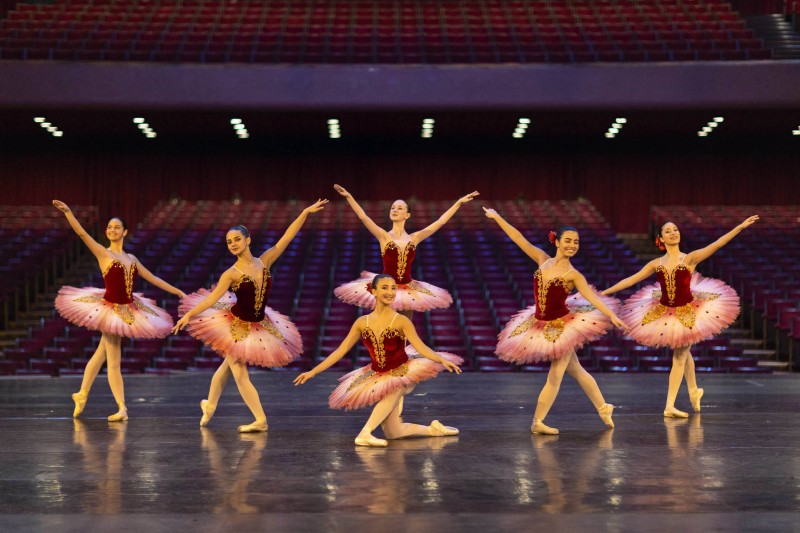 Teatro Guaíra faz apresentações de dança em pontos turísticos de Curitiba