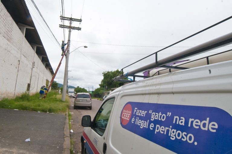 Debatedores criticam subsídio para compensar perdas de distribuidoras com ‘gatos’ de energia