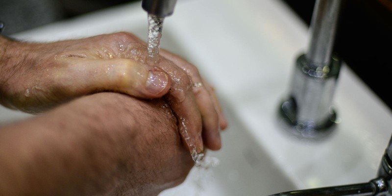 Pandemia reafirma importância de um ato simples: lavar as mãos