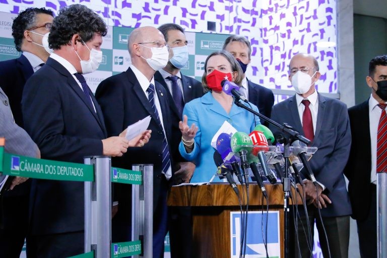 PT diz que Auxílio Brasil exclui 25 milhões de beneficiários do extinto Bolsa Família