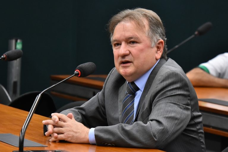 Comissão aprova proibição de multa por quebra de fidelidade com operadora de celular na pandemia