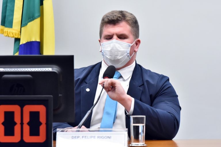 Comissão aprova multa para veículo estacionado em acesso a pessoa com deficiência