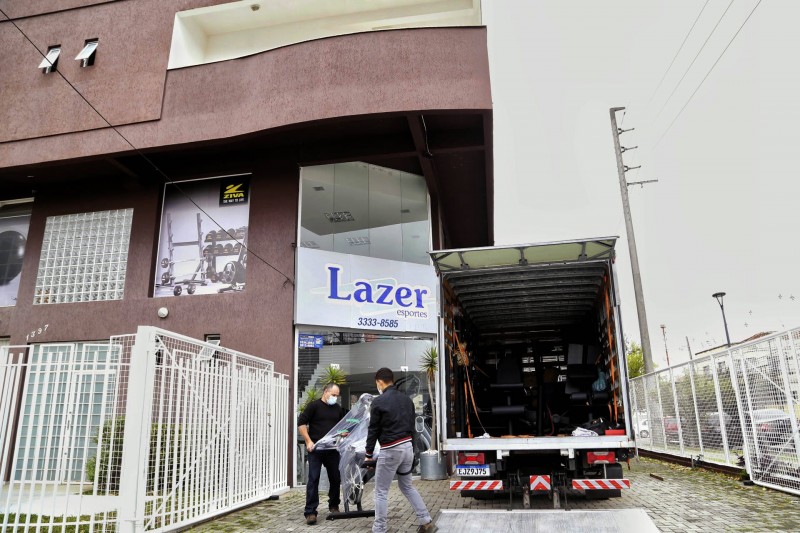 Mais de meio milhão de vacinas serão distribuídas nesta sexta-feira; envio inclui medicamentos para intubação