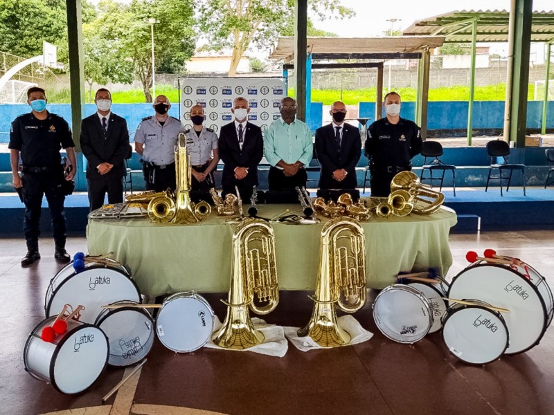 Escolas de gestão compartilhada recebem mais instrumentos