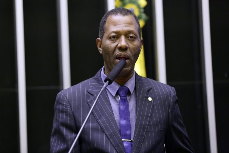 Projeto prevê contas de luz na cor laranja no mês de maio, contra abuso sexual de crianças