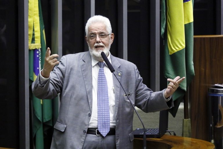 Comissão aprova álcool em gel gratuito para pessoas de baixa renda e grupos de risco da Covid-19