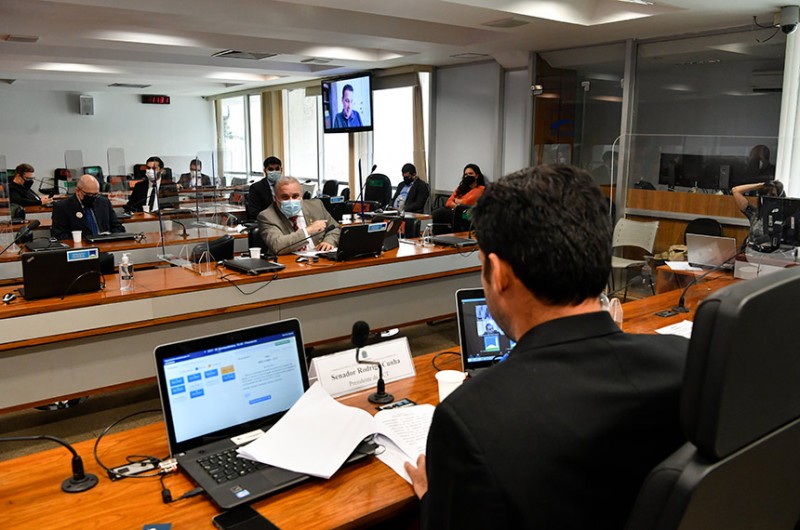 Debatedores defendem mudanças na legislação de trânsito para estimular carros elétricos