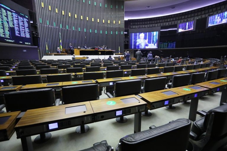 Deputados aprovam crédito de R$ 9,3 bi para Auxílio Brasil; acompanhe