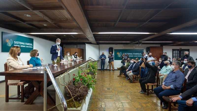 Governador Leite recebe visita da embaixadora da Tailândia