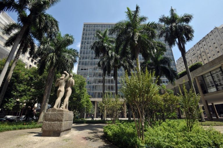 Sem Censura recebe nesta segunda o apresentador Otávio Mesquita