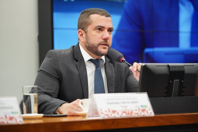 Dose adicional a profissionais de saúde de SP começa em 4 de outubro