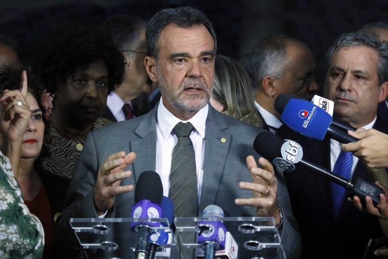 Paim volta a pedir derrubada de veto à lei que possibilita a quebra temporária de patentes