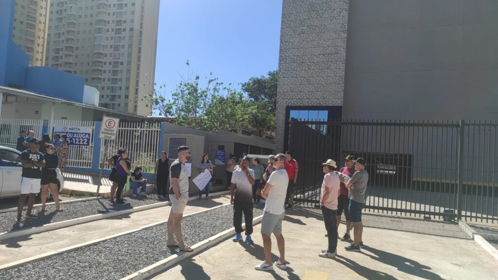 Moradores realizam manifestação contra demora na entrega do condomínio Gran Vic Gama