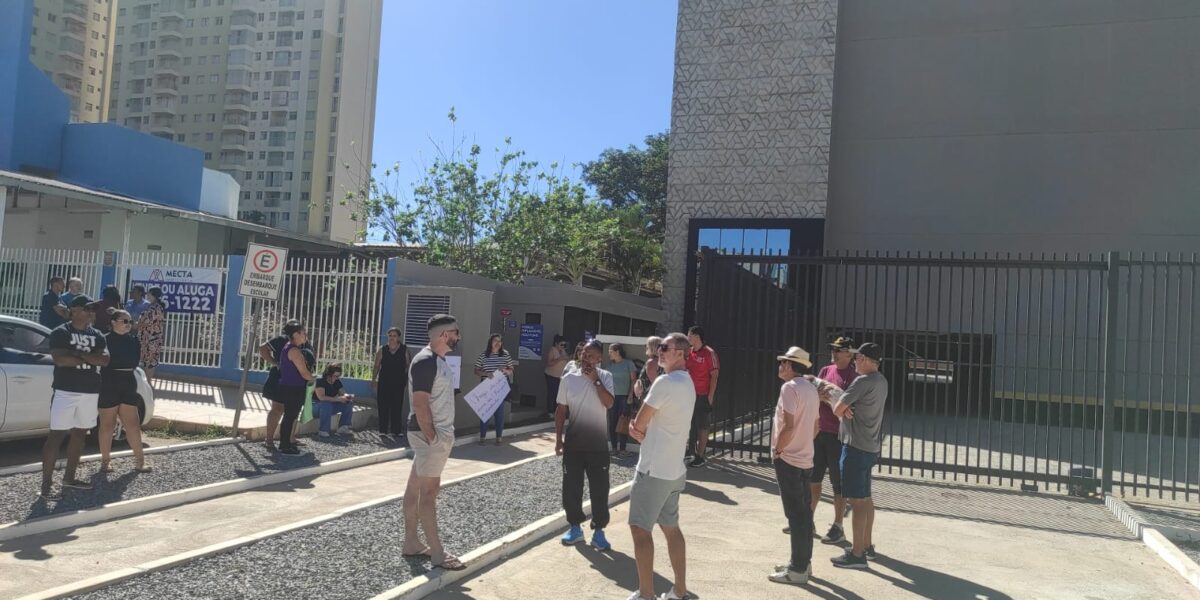Moradores realizam manifestação contra demora na entrega do condomínio Gran Vic Gama