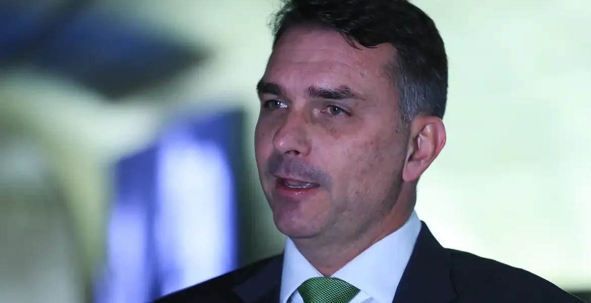 Caso Master: Flávio Bolsonaro admite ter pedido dinheiro a Vorcaro para filme sobre o pai