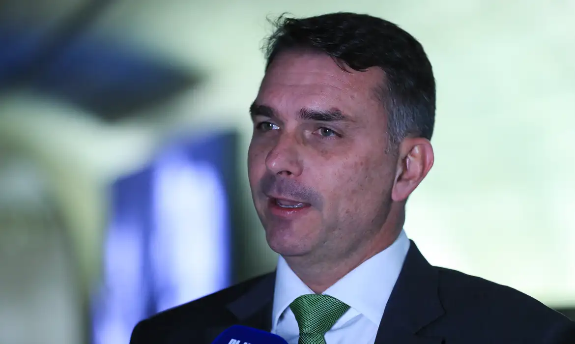 Caso Master: Flávio Bolsonaro admite ter pedido dinheiro a Vorcaro para filme sobre o pai