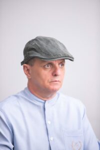 Fotógrafo cego lança livro com imagens e poesias no Senado